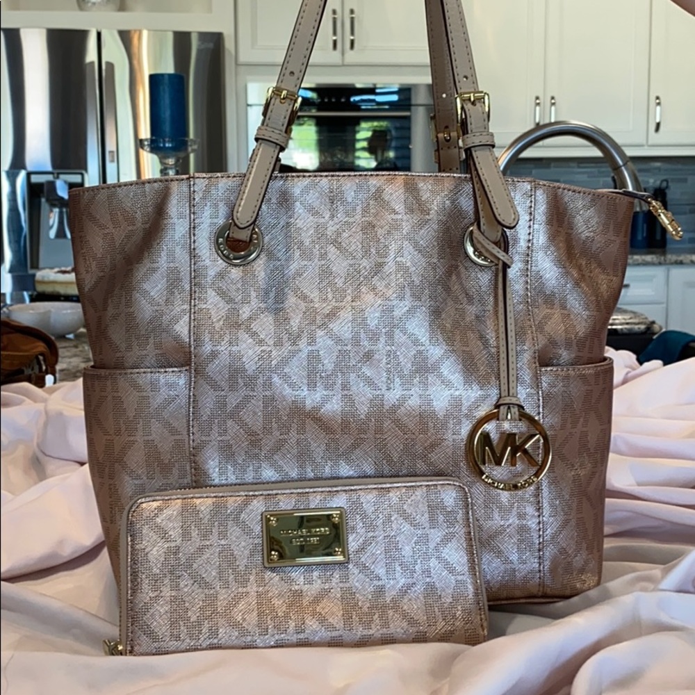 Michael Kors medium tote bag and clutch - Picture 1 of 7